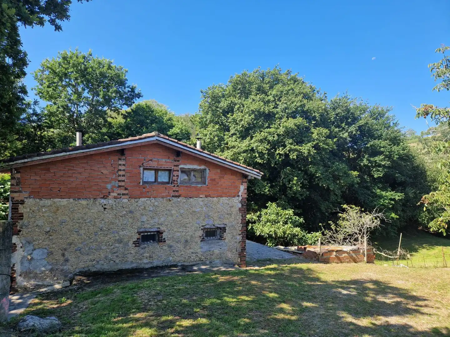 Vista exterior de Casa o xalet en venda en Camargo amb Terrassa, Traster i Balcó