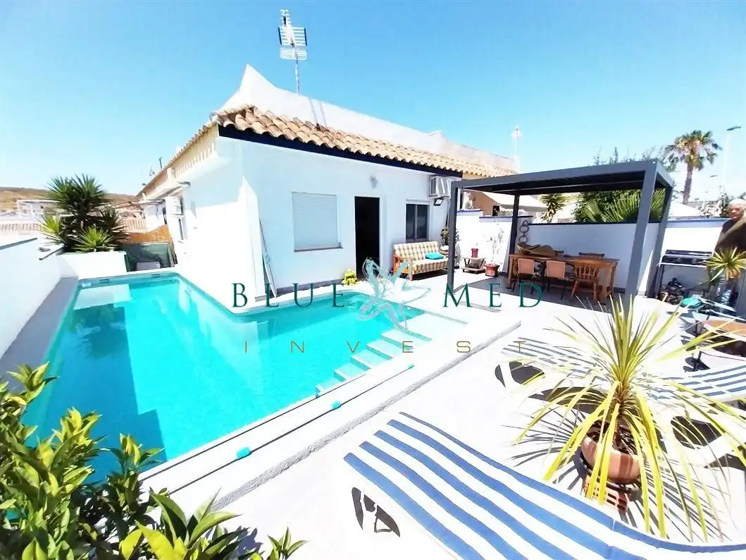 Vista exterior de Casa o xalet en venda en Mazarrón amb Aire condicionat, Terrassa i Piscina