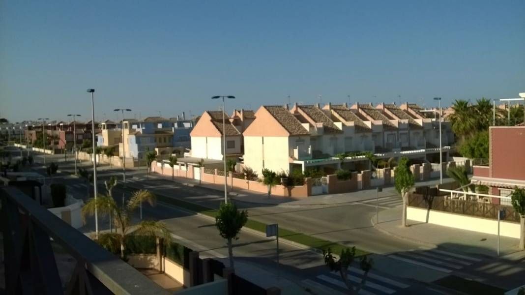 Vista exterior de Dúplex de lloguer en Pilar de la Horadada amb Jardí privat, Terrassa i Balcó