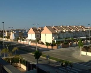 Vista exterior de Dúplex de lloguer en Pilar de la Horadada amb Jardí privat, Terrassa i Balcó