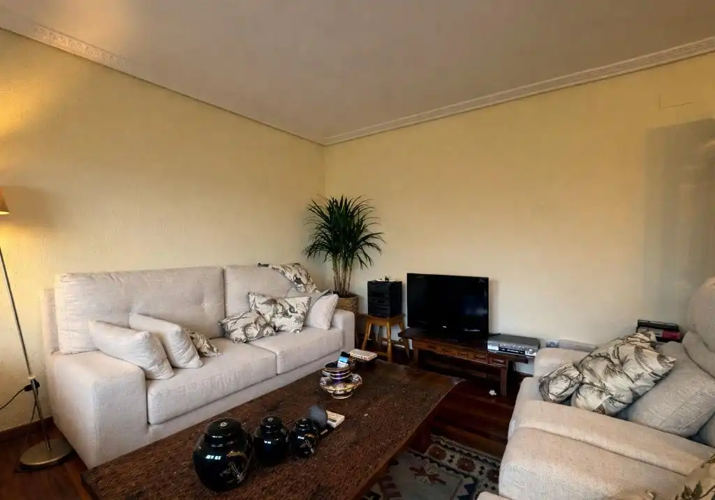 Sala d'estar de Casa o xalet en venda en Torrelavega  amb Calefacció, Jardí privat i Traster