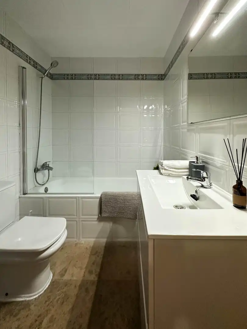 Badezimmer von Wohnung zur Miete in Vilanova i la Geltrú mit Klimaanlage, Möbliert und Balkon