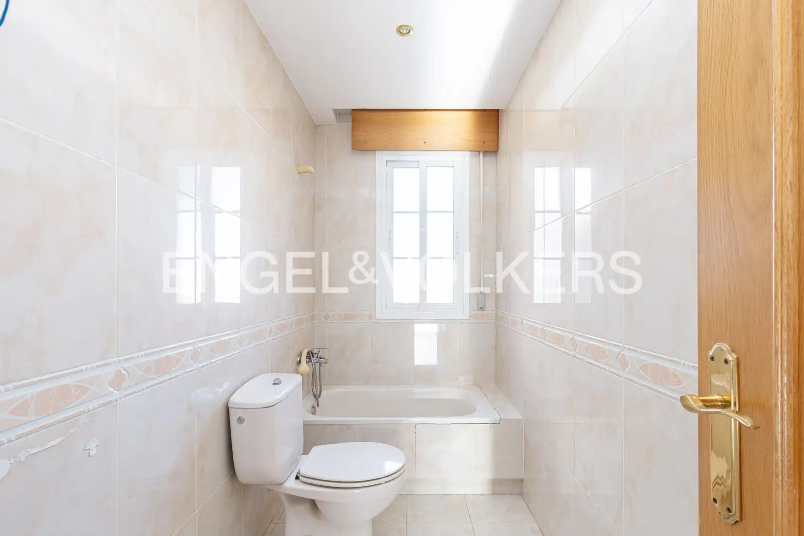 Badezimmer von Dachboden zum Verkauf in Coslada mit Heizung, Parkett und Terrasse