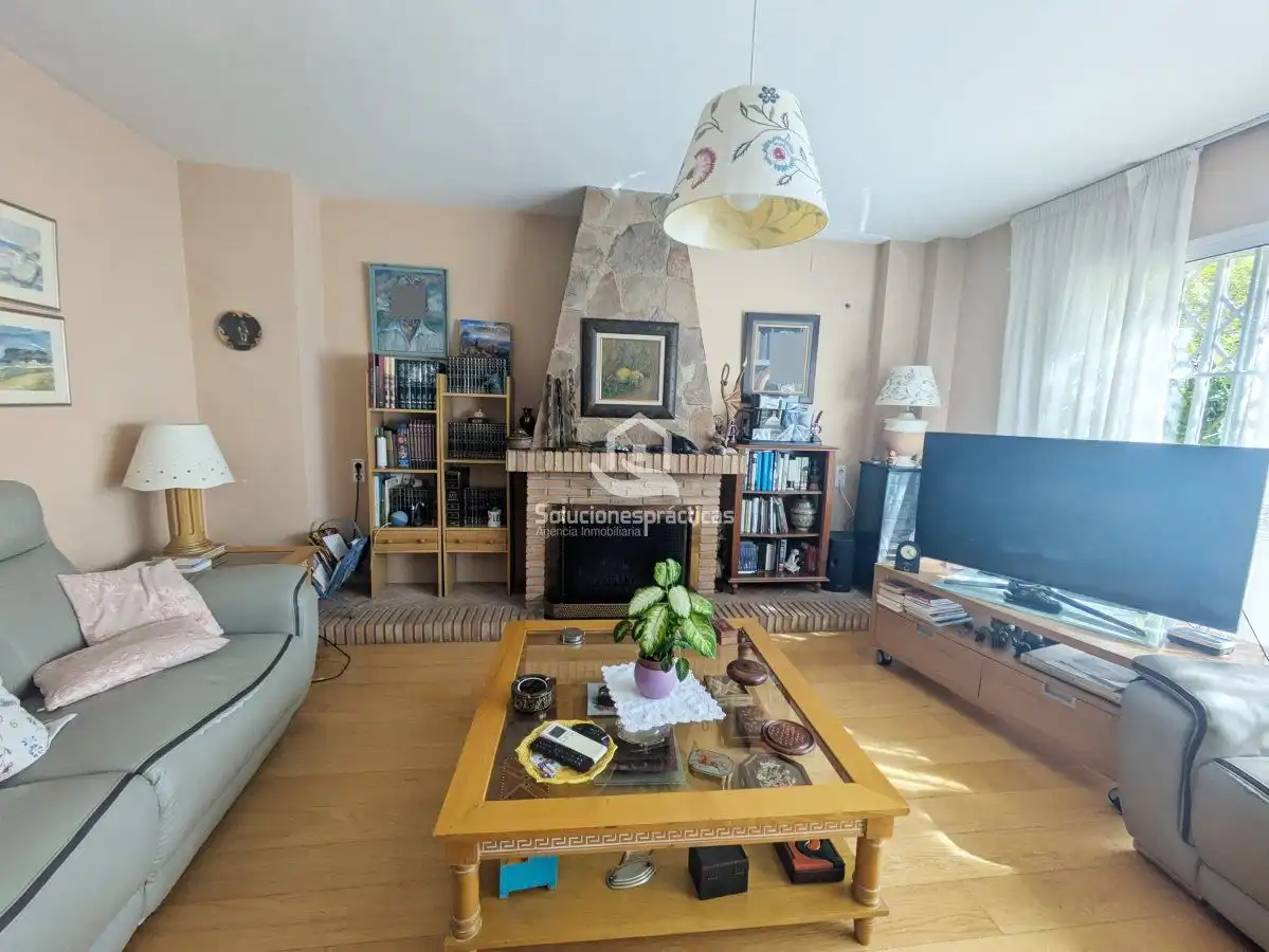 Sala d'estar de Casa o xalet en venda en Jaén amb Aire condicionat, Terrassa i Traster