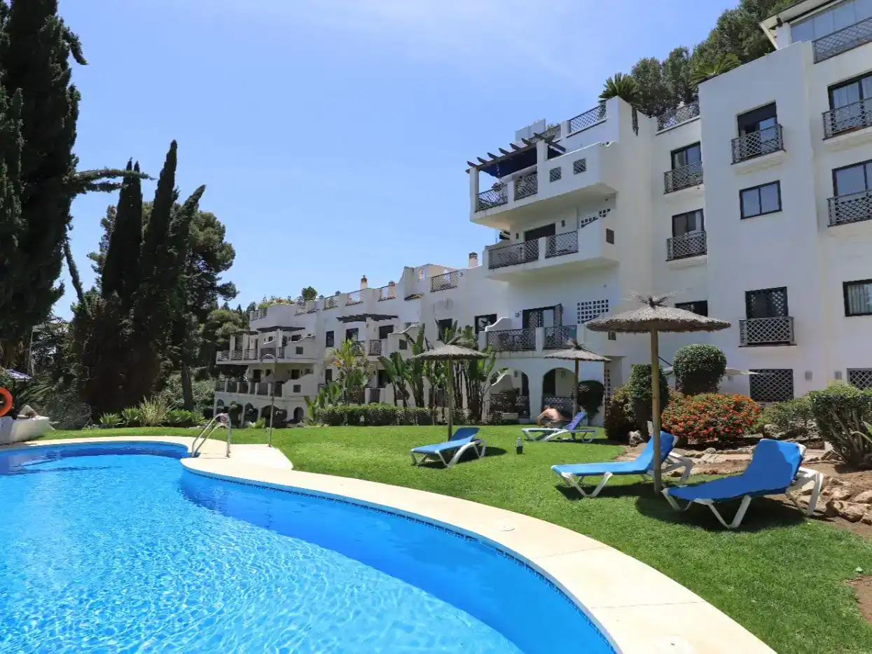 Vista exterior de Pis en venda en Marbella amb Aire condicionat i Piscina