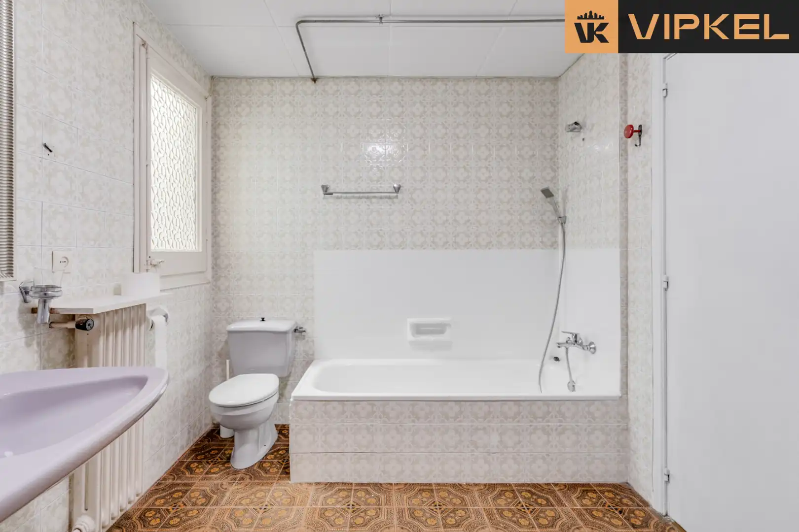 Badezimmer von Einfamilien-Reihenhaus zum Verkauf in Barcelona mit Privatgarten und Terrasse