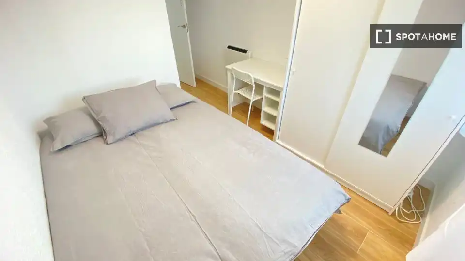 Bedroom of Flat for rent in Madrid  with Air Conditioner, Heating and Furnished
