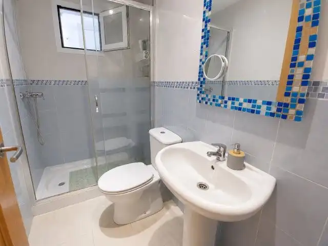 Baño de Piso en venta en Manilva con Terraza, Trastero y Alarma
