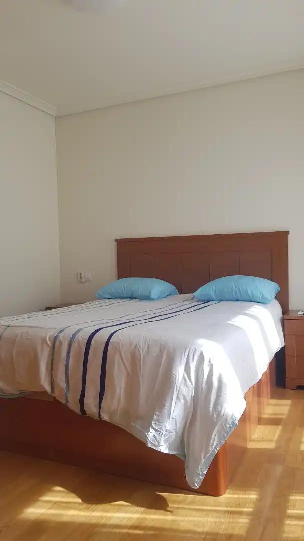 Dormitori de Apartament en venda en Vitoria - Gasteiz amb Calefacció, Parquet i Moblat