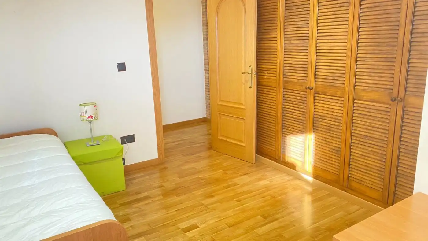 Schlafzimmer von Dachboden zum Verkauf in Silla mit Klimaanlage, Heizung und Parkett