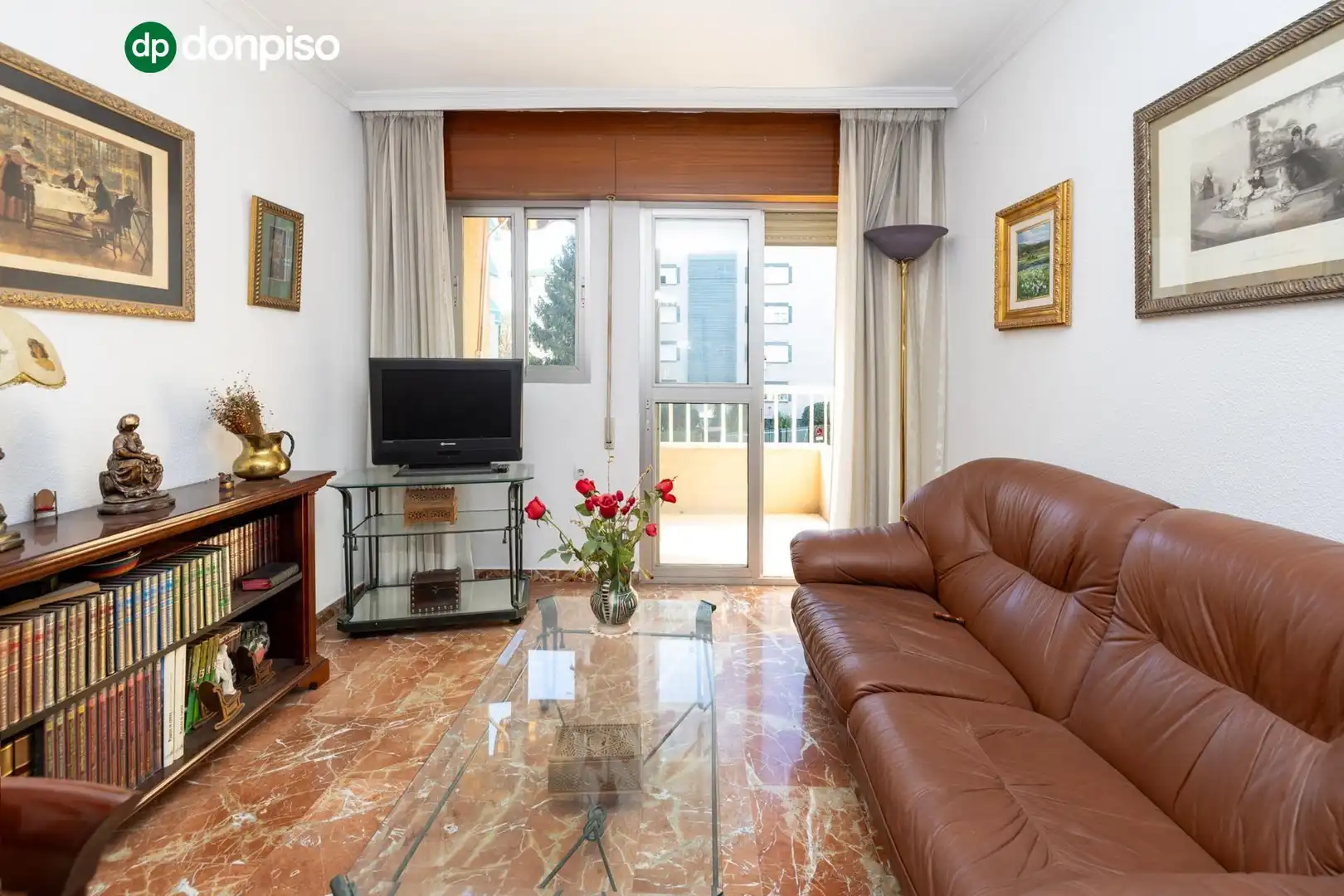 Sala d'estar de Pis en venda en Granada amb Terrassa, Traster i Balcó
