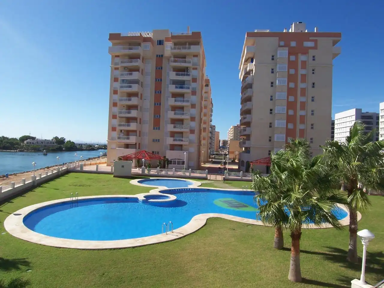 Piscina de Apartamento en venta en La Manga del Mar Menor con Aire acondicionado, Jardín privado y Terraza
