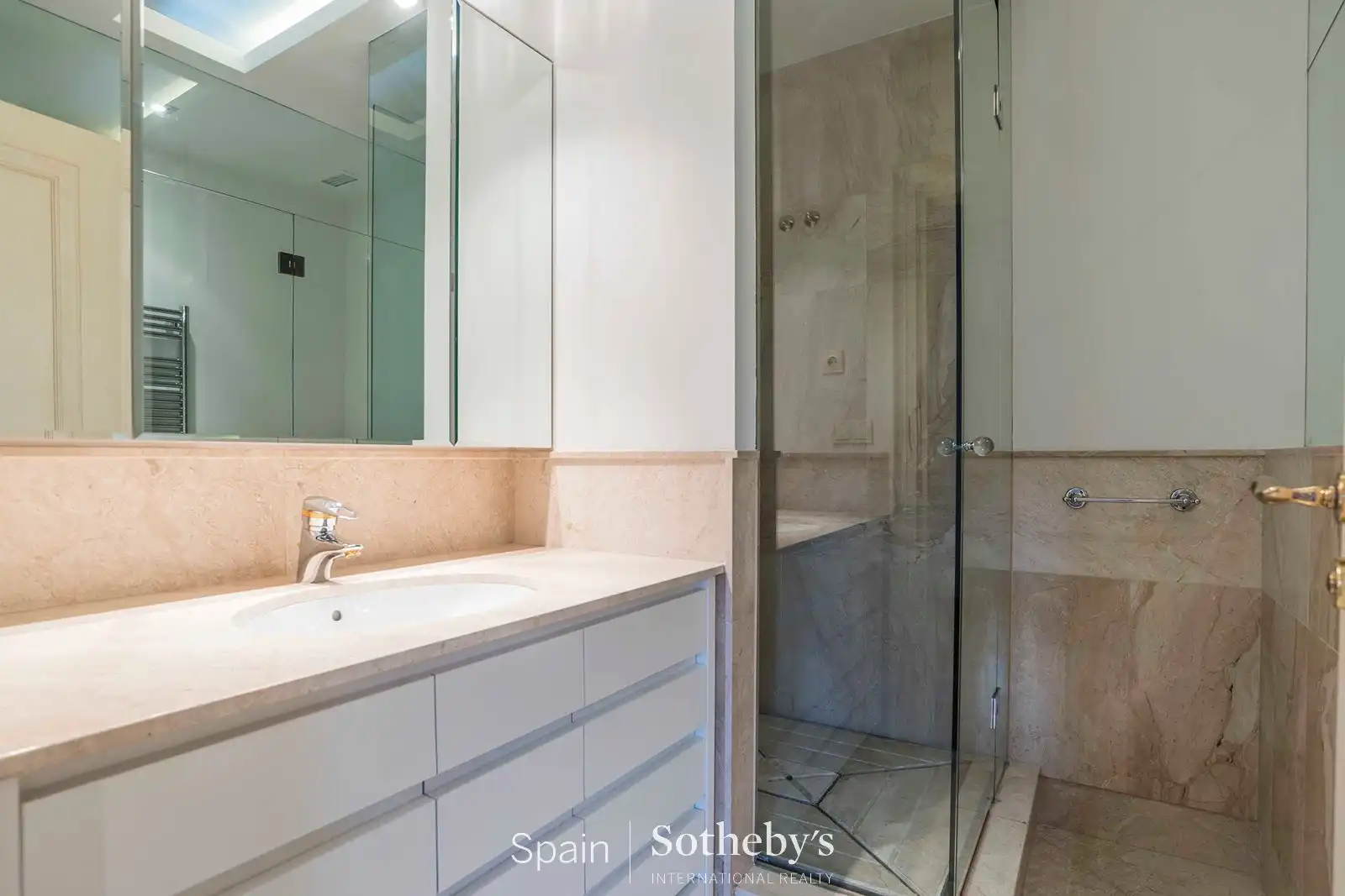 Baño de Dúplex de alquiler en Madrid con Aire acondicionado, Calefacción y Trastero