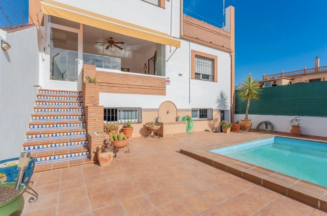 Vista exterior de Casa adosada en venda en Pulianas amb Aire condicionat, Calefacció i Terrassa