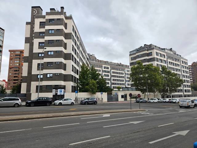 Garaje en Alquiler en Calle de Carlos y Guillermo Fernández Shaw, 1 en Adelfas