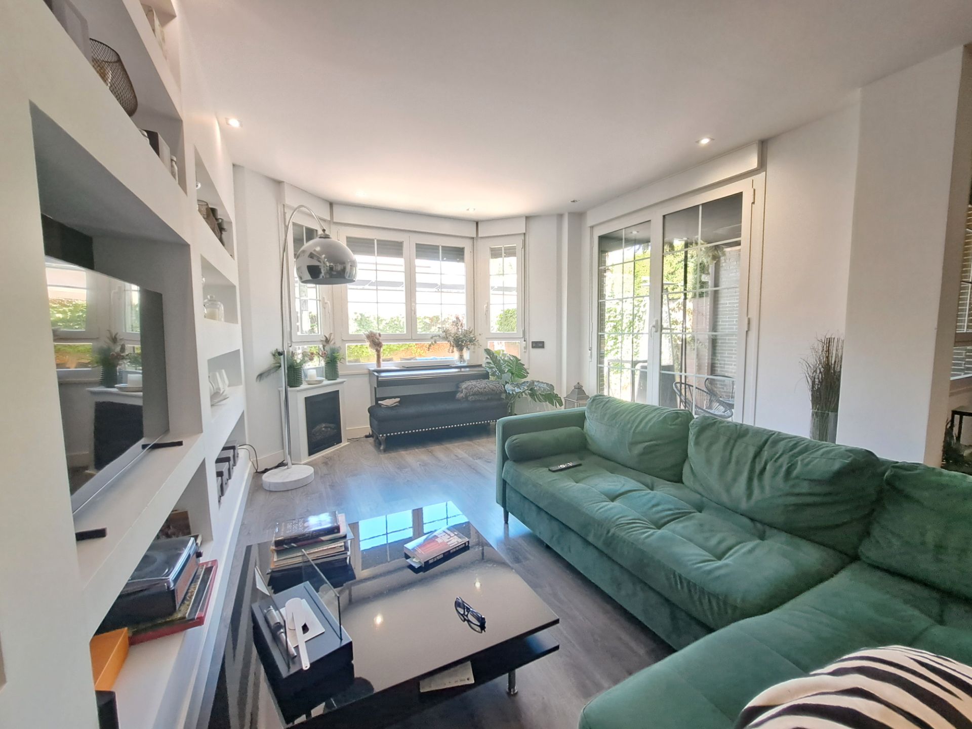 Sala de estar de Casa adosada en venta en Valladolid Capital con Aire acondicionado, Calefacción y Jardín privado