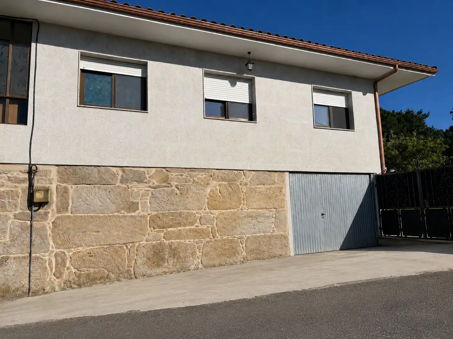 Vista exterior de Casa adosada en venta en Mondariz con Calefacción, Jardín privado y Amueblado