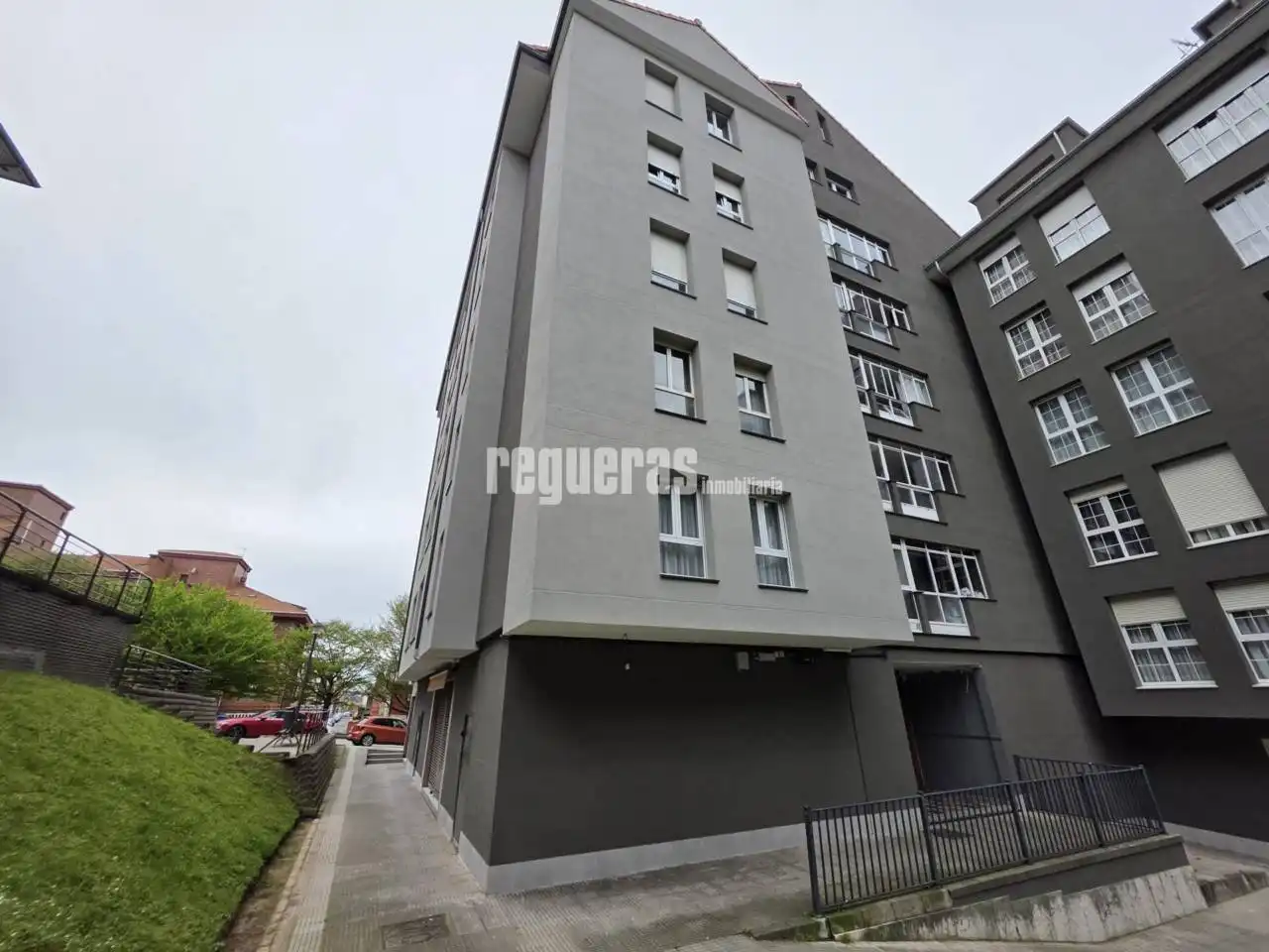 Vista exterior de Piso en venta en Avilés con Calefacción, Parquet y Terraza