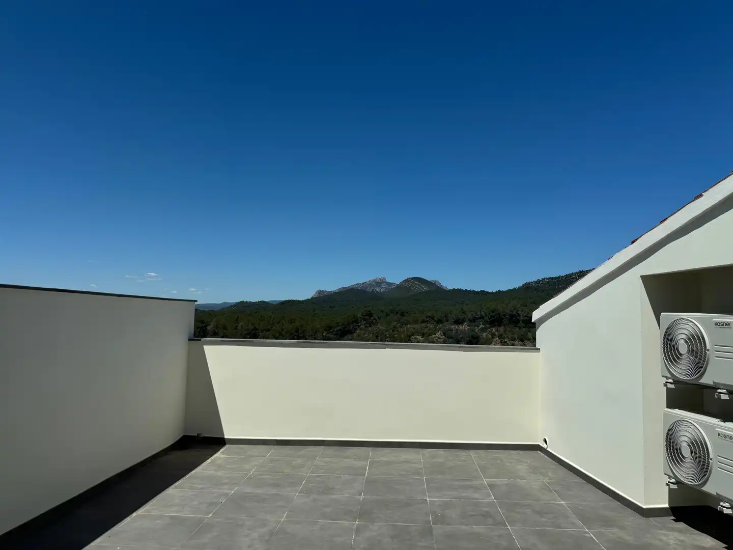 Terrasse von Einfamilien-Reihenhaus zum Verkauf in Viladecavalls mit Klimaanlage, Heizung und Terrasse