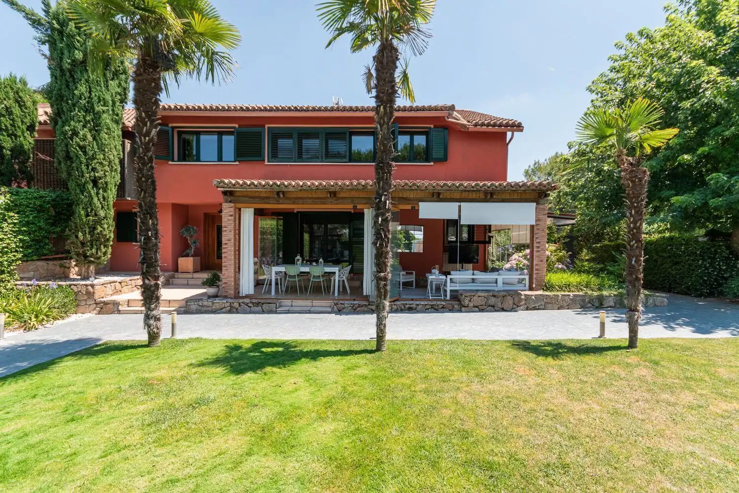Terrasse von Einfamilien-Reihenhaus zum Verkauf in Boadilla del Monte mit Klimaanlage, Heizung und Abstellraum