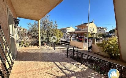 Vista exterior de Casa adosada en venda en Los Alcázares amb Calefacció, Terrassa i Traster