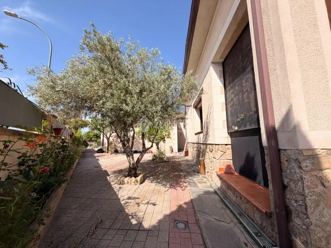 Vista exterior de Casa adosada en venta en Segovia con Calefacción