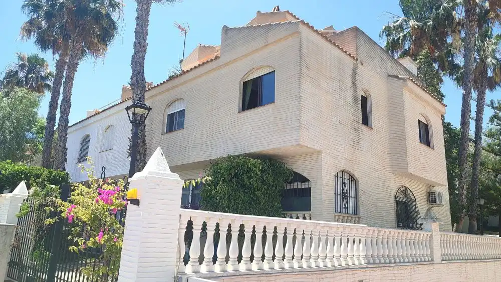 Casa bifamiliare con piscina in vendita a Avinguda del Carabasí 1, imagen 3