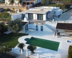 Vista exterior de Casa o xalet en venda en Marbella amb Aire condicionat, Jardí privat i Piscina