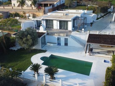 Detached house with pool for sale in Las Chapas - El Rosario