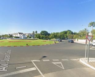 Vista exterior de Pis en venda en Tomares amb Terrassa