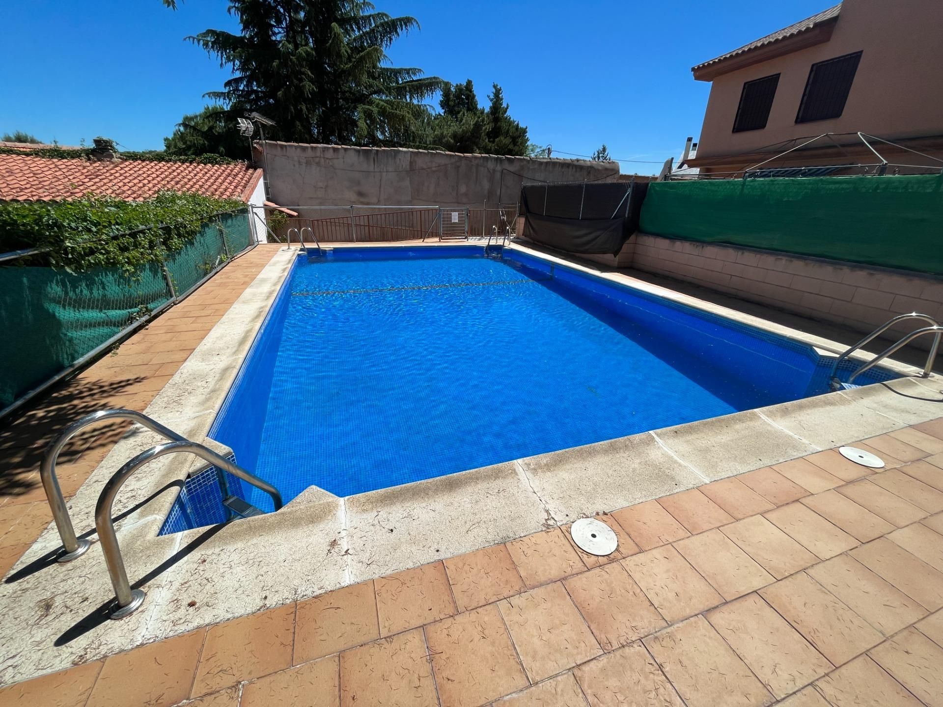 Piscina de Casa adosada de lloguer en Collado Villalba amb Terrassa, Traster i Piscina comunitària