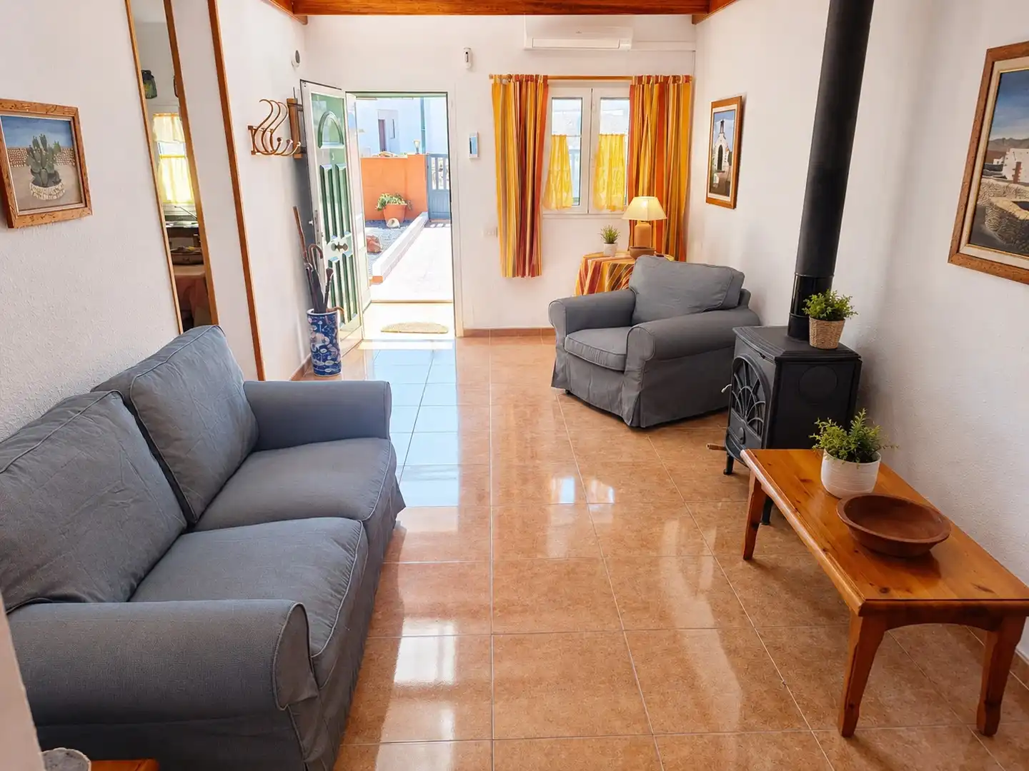 Sala d'estar de Casa o xalet en venda en La Oliva amb Jardí privat, Terrassa i Moblat