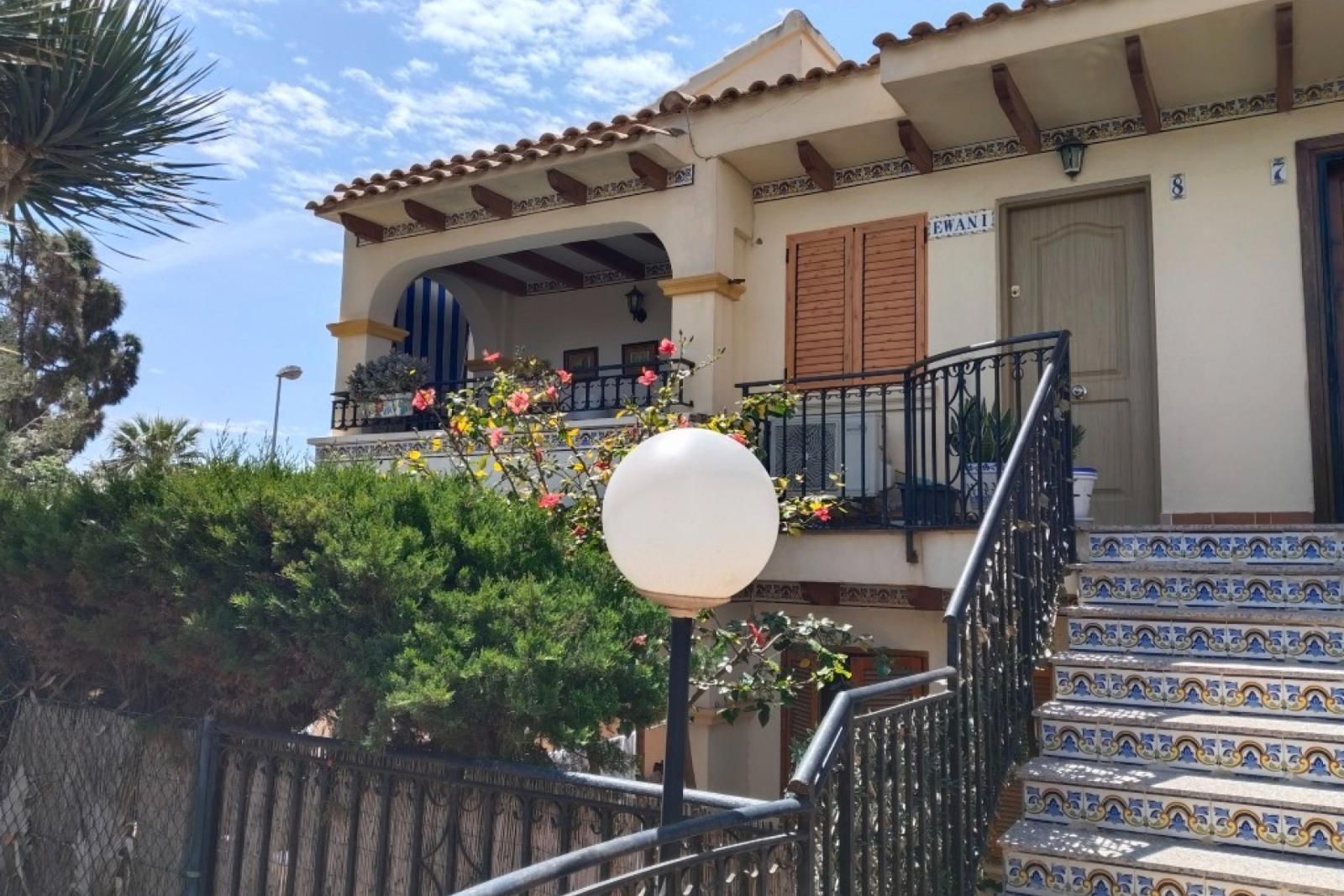 Vista exterior de Casa o xalet en venda en Torrevieja amb Aire condicionat, Calefacció i Terrassa
