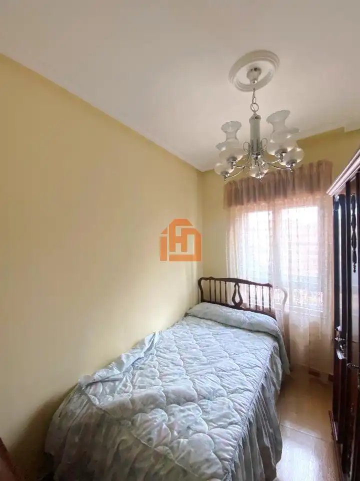 Habitación de Casa o chalet en venta en La Robla  con Calefacción y Amueblado