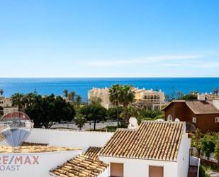 Vista exterior de Dúplex en venda en Mijas amb Jardí privat, Terrassa i Piscina comunitària