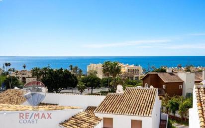 Vista exterior de Dúplex en venda en Mijas amb Jardí privat, Terrassa i Piscina comunitària