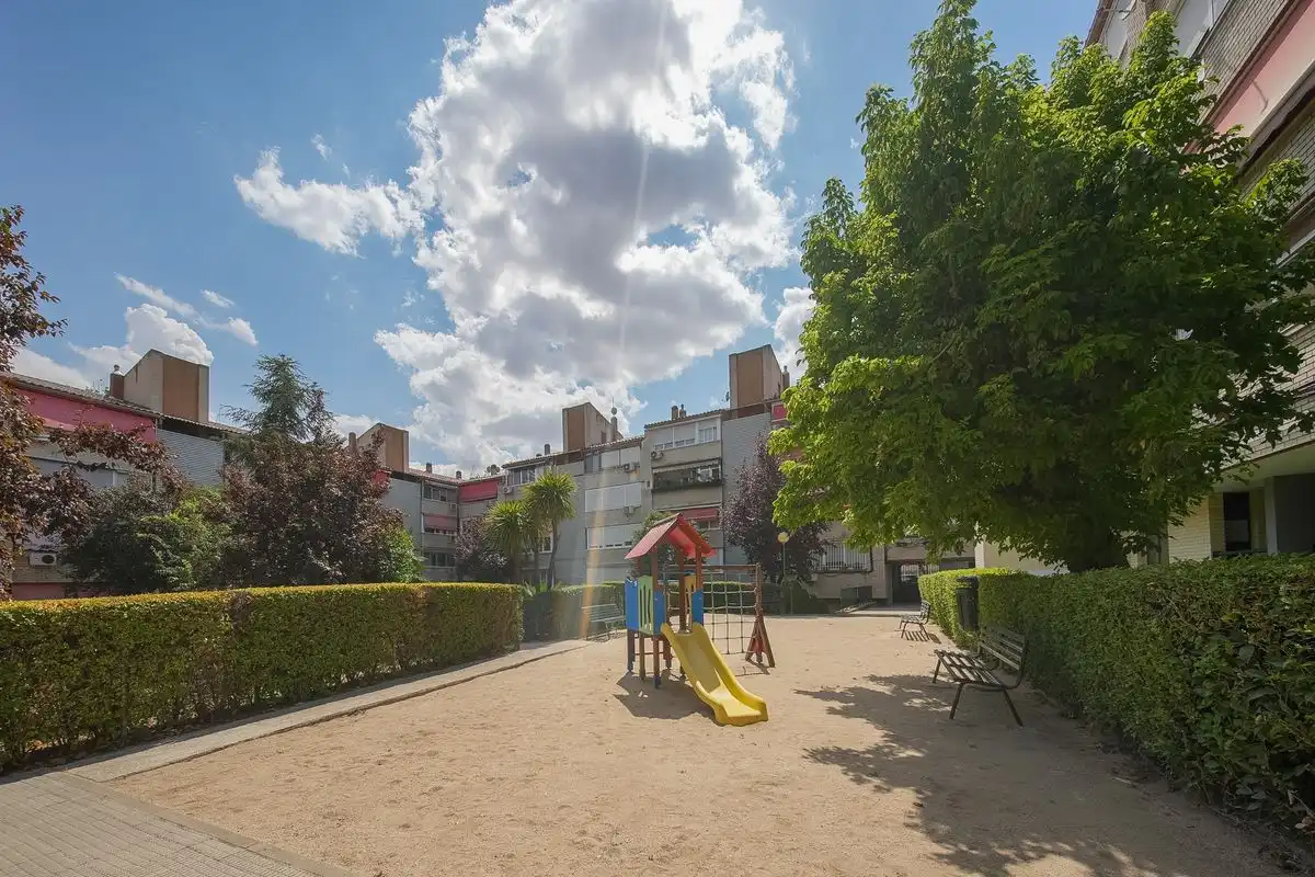 Vista exterior de Pis en venda en San Fernando de Henares amb Calefacció