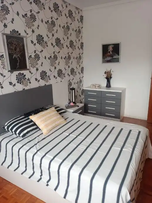 Habitación de Piso de alquiler en  Pamplona / Iruña con Calefacción, Parquet y Amueblado