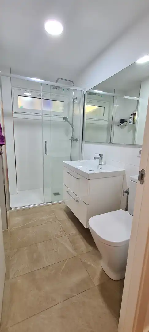 Baño de Piso de alquiler en Vigo  con Calefacción, Parquet y Amueblado