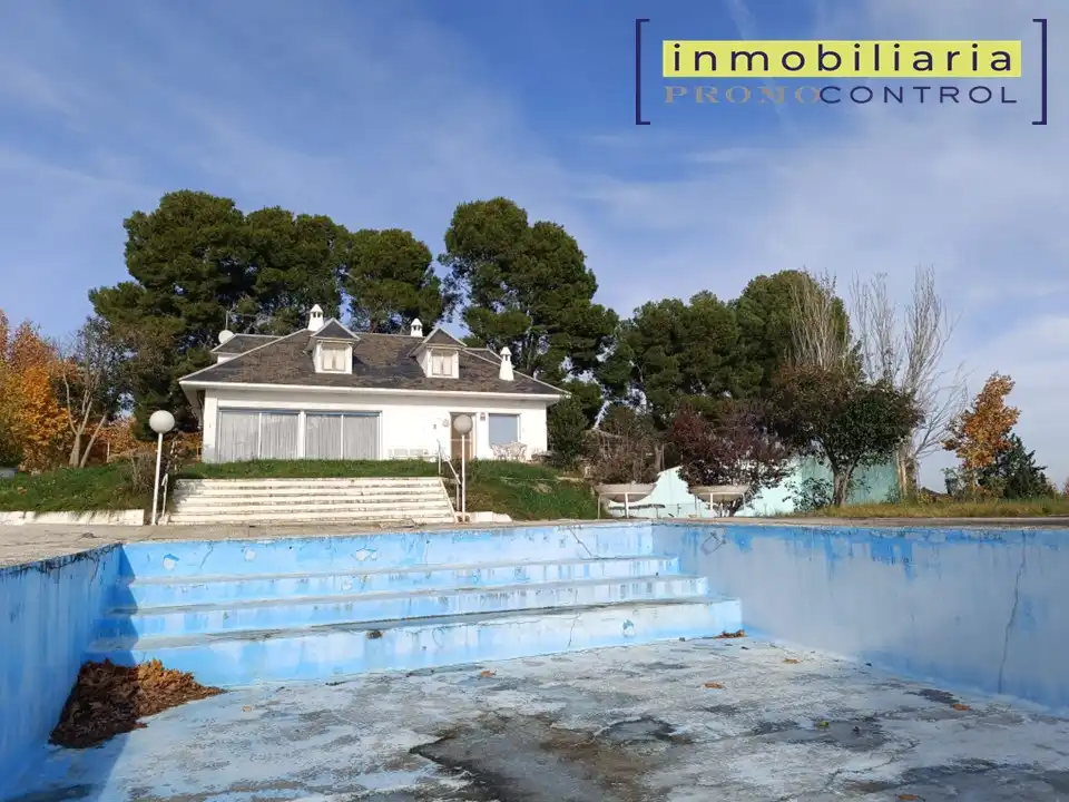 Chalet con terraza en venta en Calle Río Aragón 4