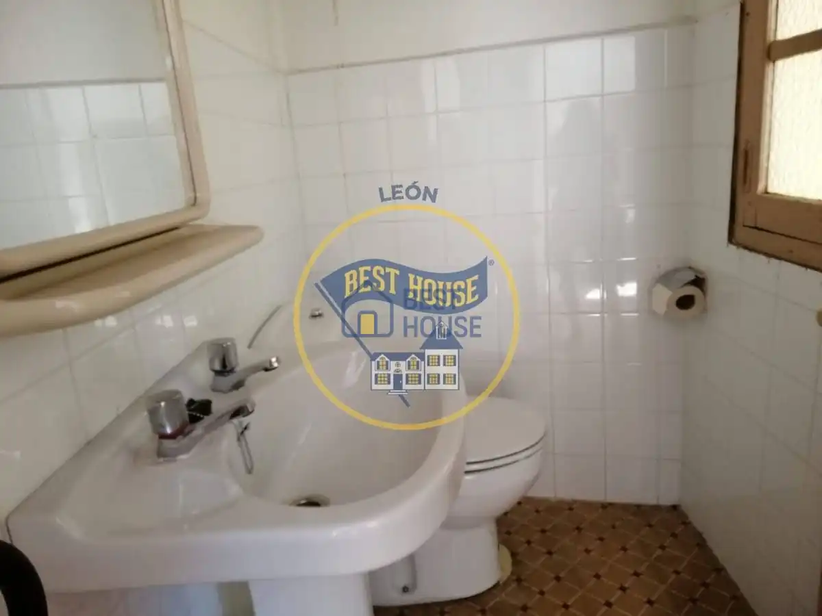 Bathroom of Houses for sale in Rioseco de Tapia  with Storage room and Balcony