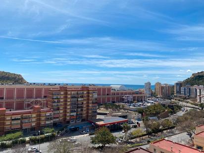 Vista exterior de Pis en venda en Alicante / Alacant amb Jardí privat, Parquet i Moblat