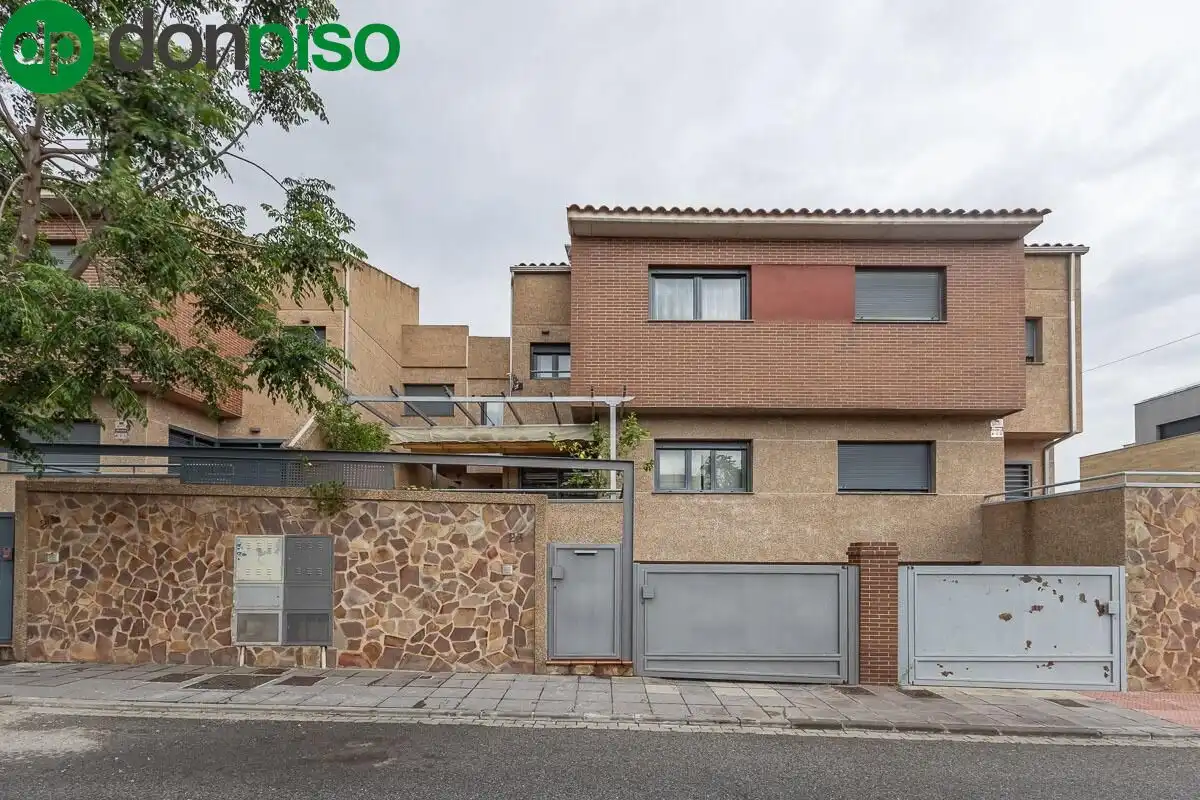 Vista exterior de Casa adosada en venda en Armilla amb Calefacció, Terrassa i Moblat
