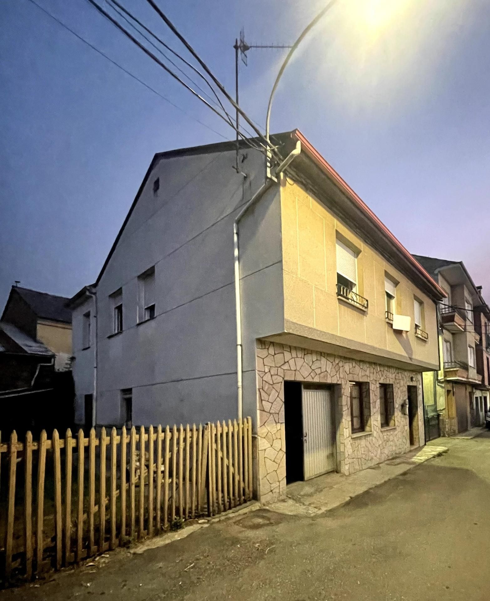 Vista exterior de Casa o xalet en venda en Priaranza del Bierzo amb Calefacció