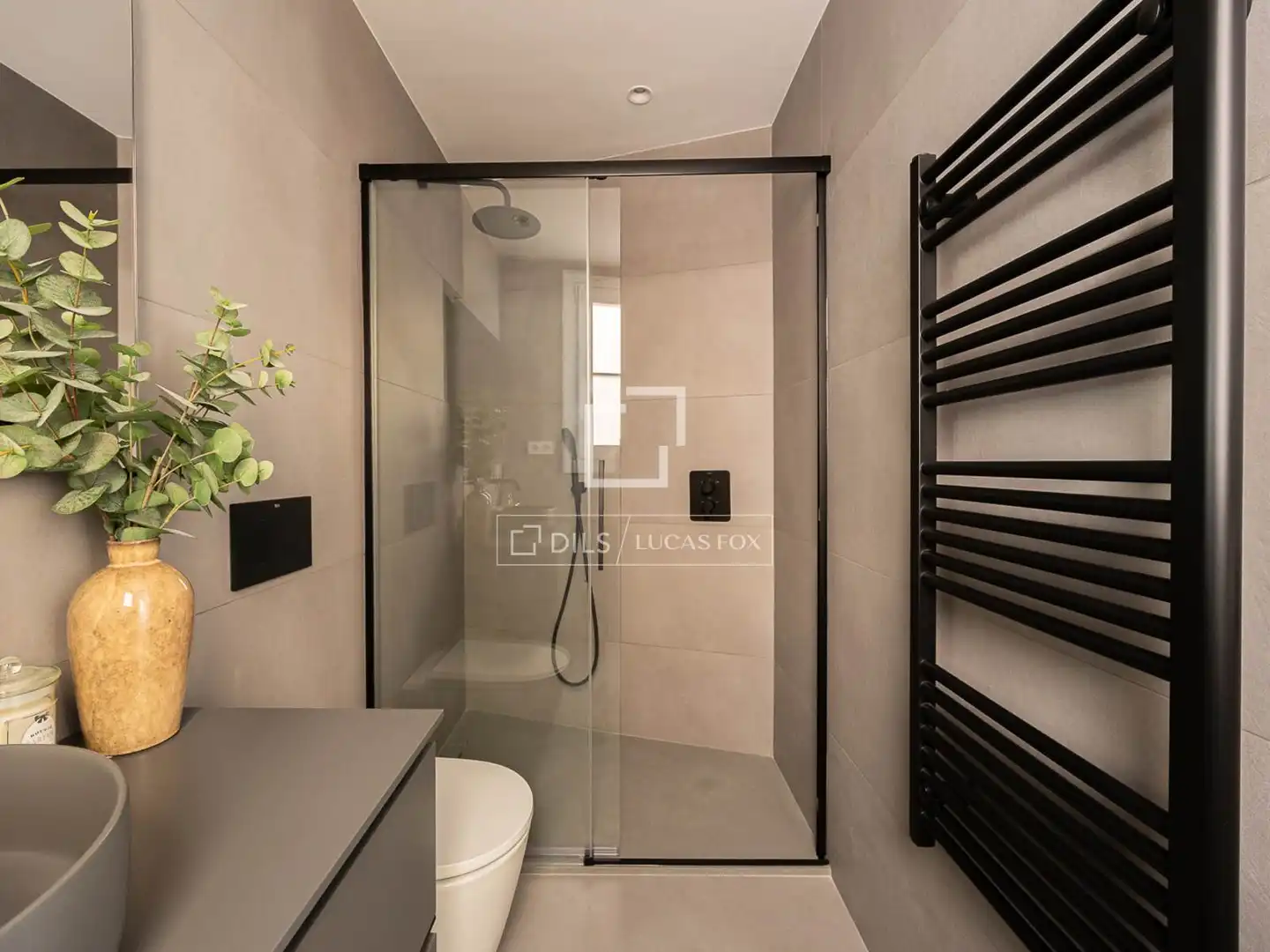 Badezimmer von Wohnung zum Verkauf in Barcelona mit Klimaanlage, Terrasse und Schwimmbad