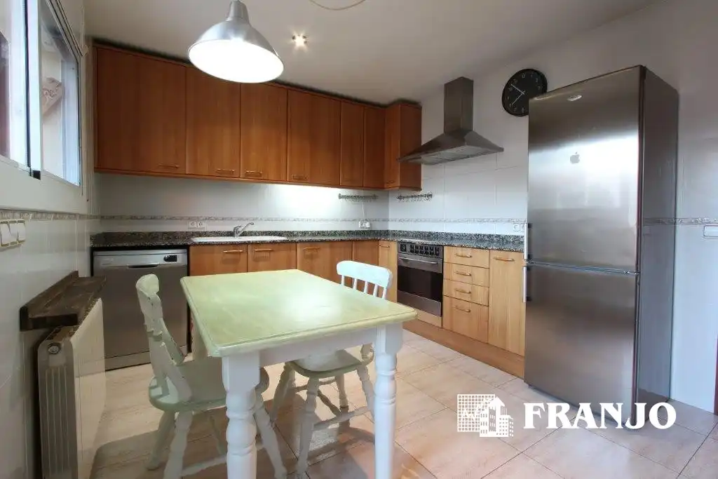 Cocina de Casa adosada en venta en Sabadell con Aire acondicionado, Calefacción y Jardín privado