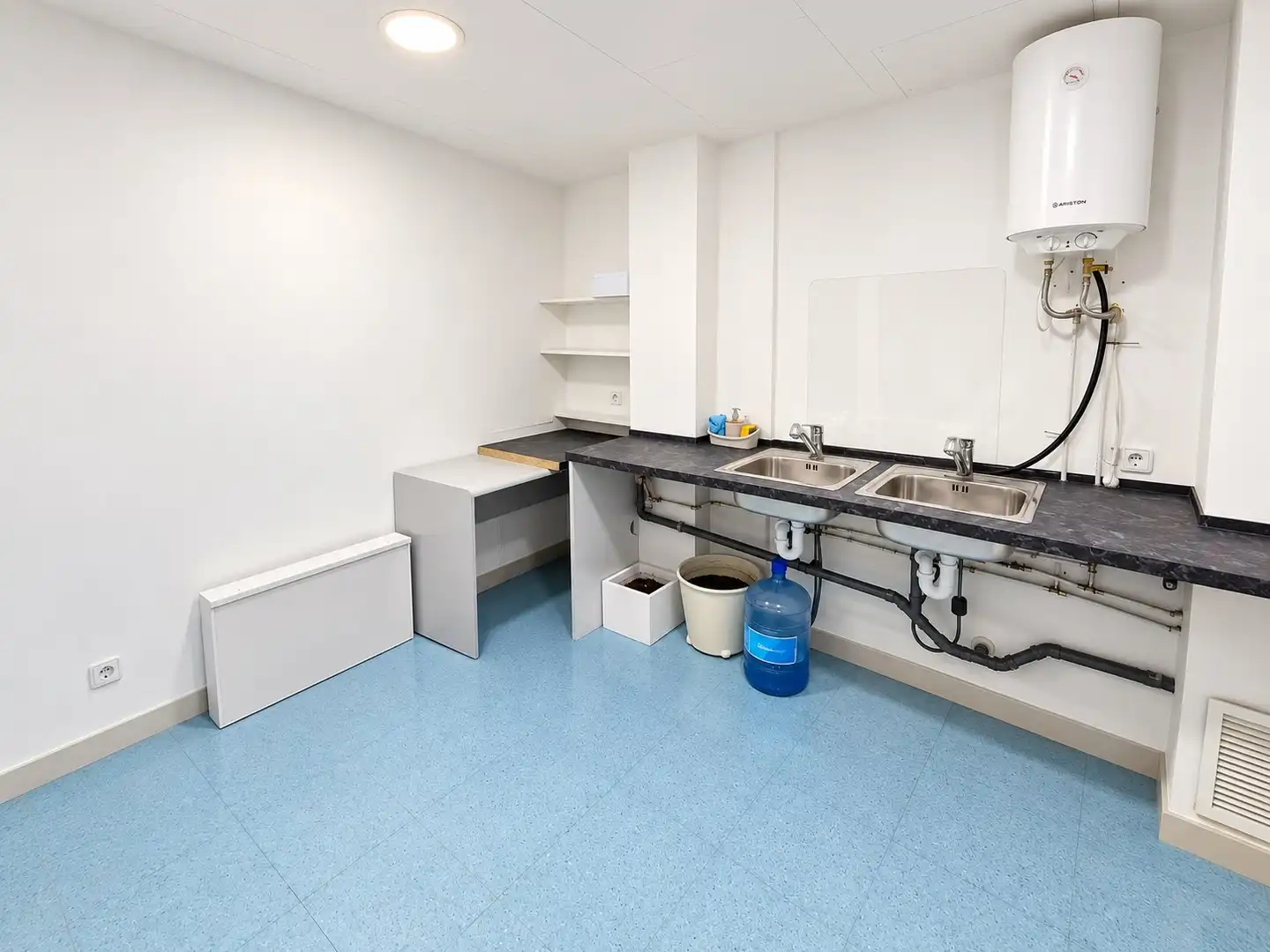 Cocina de Oficina de alquiler en Eixample Nord