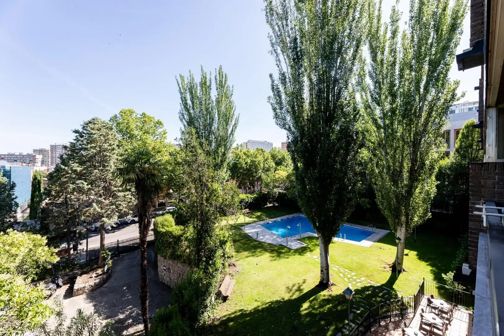 Schwimmbecken von Wohnungen zur Miete in Madrid mit Klimaanlage, Privatgarten und Terrasse