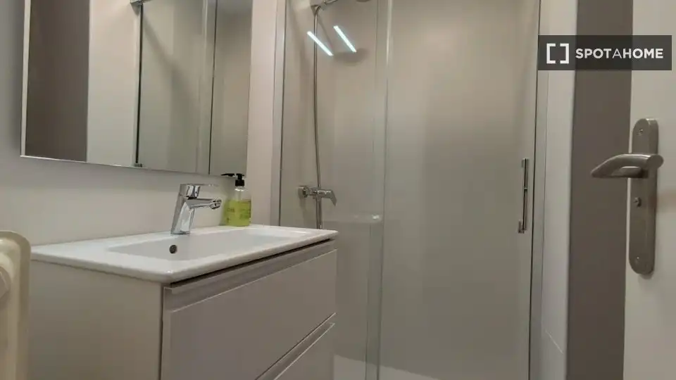 Habitació a Mendebaldea - Ermitagaña