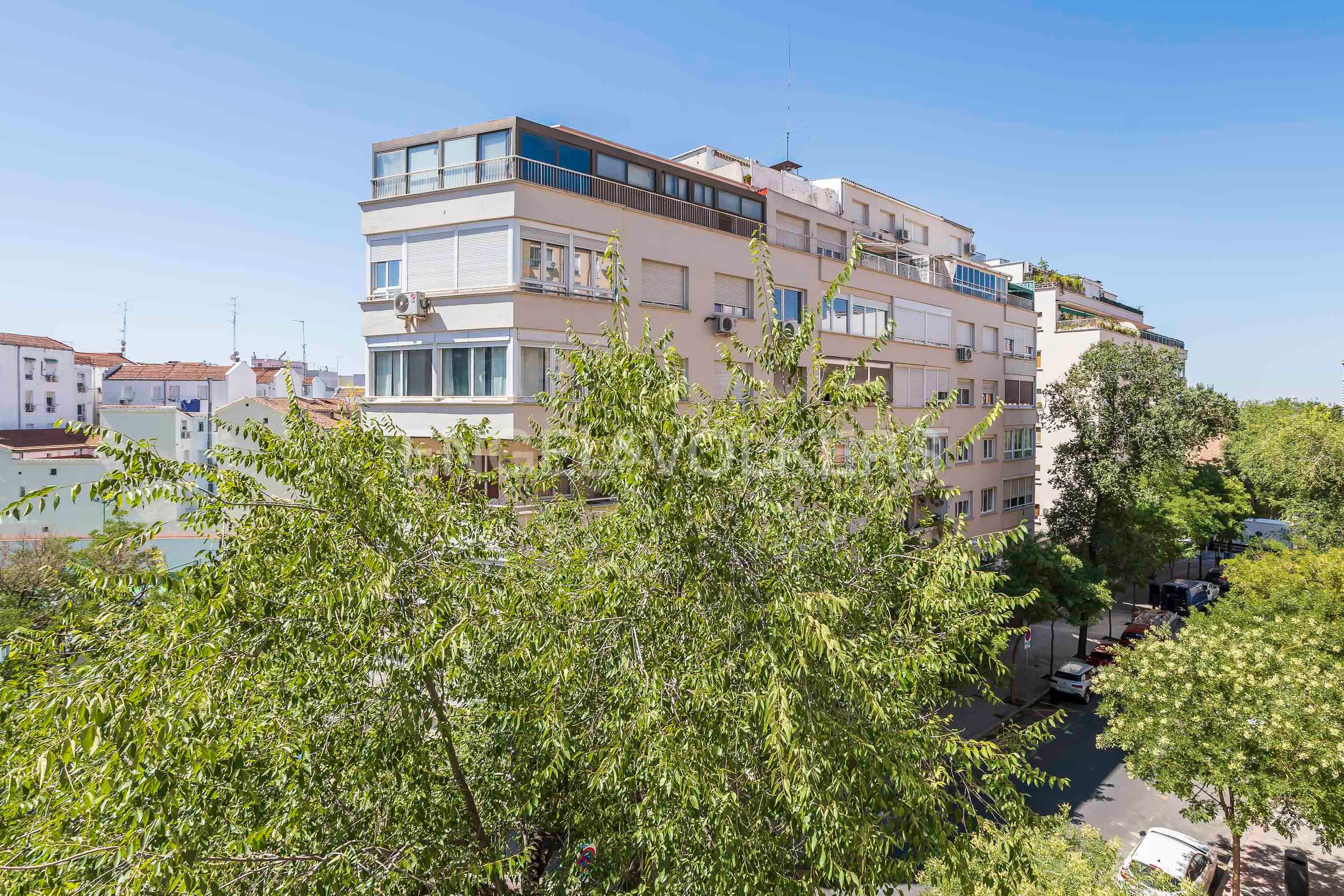 Exterior view of Apartment for sale in  Madrid Capital  with Air Conditioner, Heating and Balcony